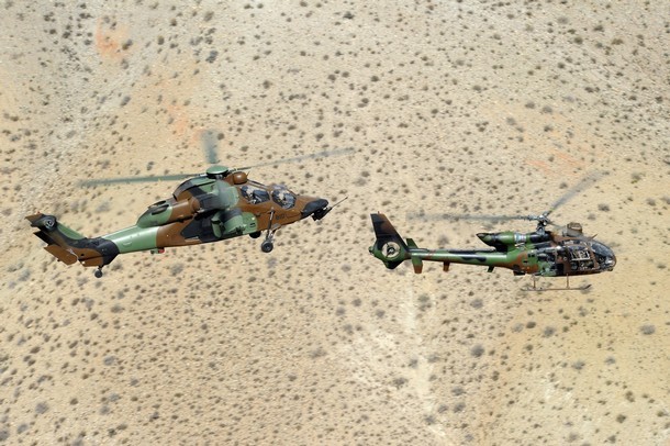 Chiến đấu cơ lên thẳng Eurocopter Tiger đang bay cùng một chiếc trực thăng trinh sát Gazelle (ảnh chụp ngày 11/9/2011).
